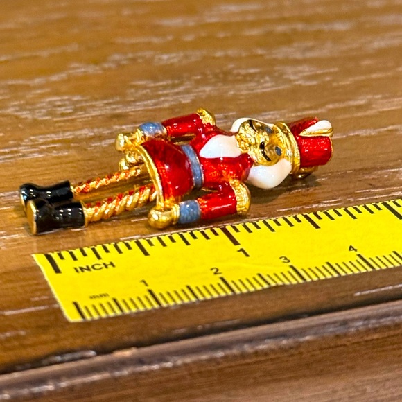 Vintage Avon Gold Plated Red Enamel Articulated Nutcracker Christmas Brooch Pin - Picture 7 of 9
